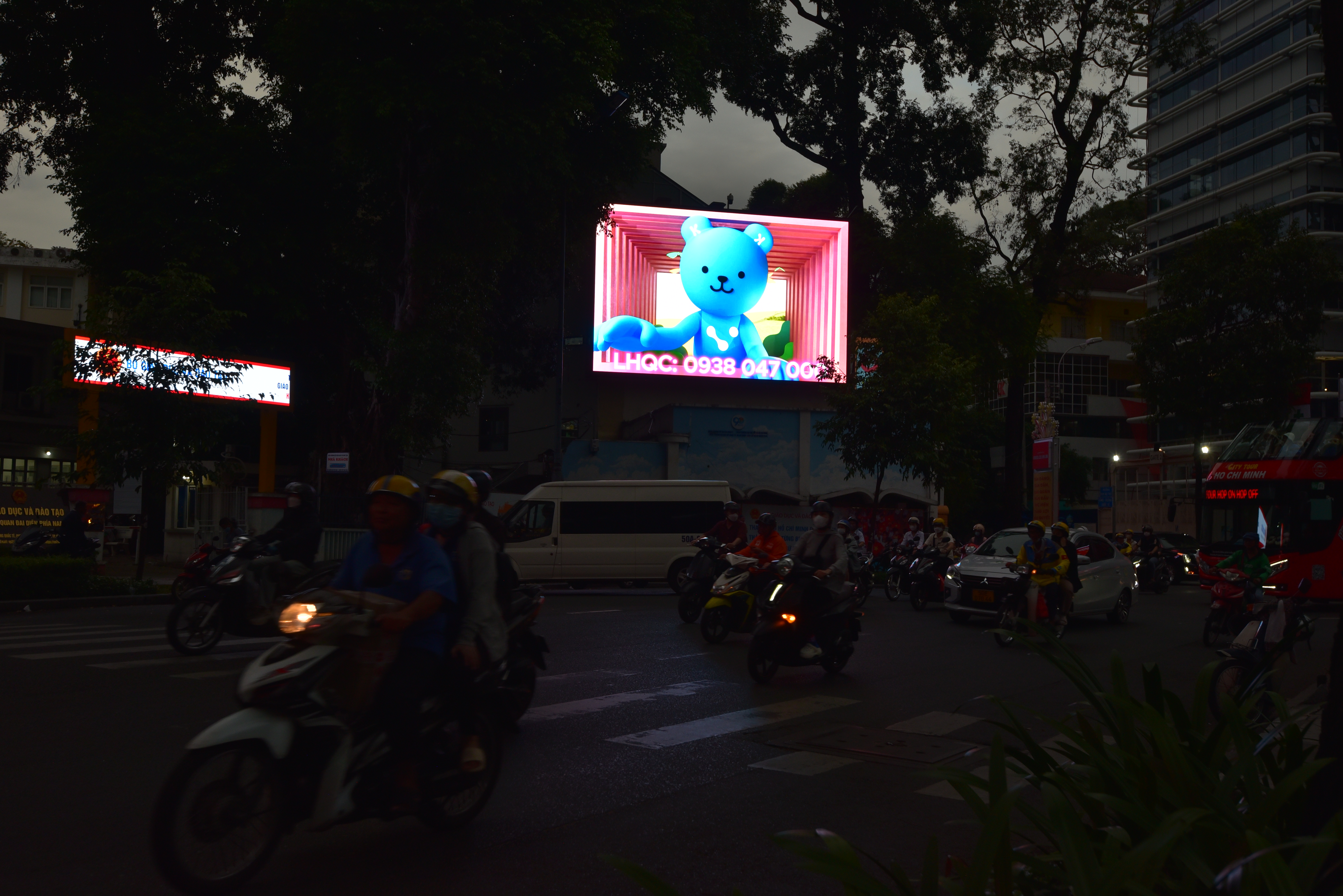 Hướng nhìn từ Hồ Con Rùa ban đêm